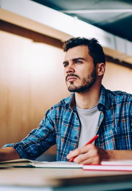 Dizüstü bilgisayarla birlikte dizüstü bilgisayarda oturan konsantre web tasarımcısı çizimi, ciddi erkek gazeteci Netbook kullanarak ağlardan bilgi yazma konusunda kafası karıştı