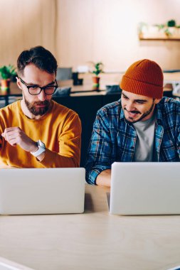 Yetenekli genç bu uygulamalar, hipster çocuklar birlikte üniversite kitaplığında online araştırma yapma netbooks yoluyla öğrenme yüklemek için dizüstü bilgisayarlar kullanarak ortak proje üzerinde işbirliği uzmanları