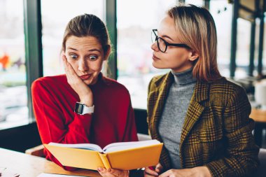 Şok yetenekli öğrenci özel ders sırasında karışık bilgi coworking nitelikli teknik direktör ile ders kitabı okuma. Hippi kız öğretmen ile birlikte eğitim malzeme analiz merak ettim