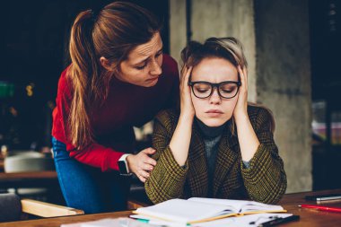 Yardım bakım kadın öğretmen öğrenci sınavına hazırlanması için yorgun. En iyi arkadaşım depresif ve demotivational hippi kız hangi öğrenme destek eğitim materyali ders kitabından karıştı