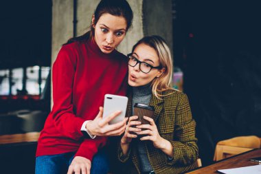 Hippi kız ücretsiz internet'e bağlı smartphone online video izlerken sırasında serin tasarım koleksiyonu ile sürpriz heyecanlı. Genç kadın web sitesinde cep şok haber okumak merak ettim