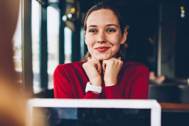 Dikkatle serbest, modern dizüstü bilgisayar üzerinde çalışan arkadaş hangi dinleme oldukça neşeli genç kadın coworking kablosuz internet bağlı. Alanı reklam metin mesajınız için alay