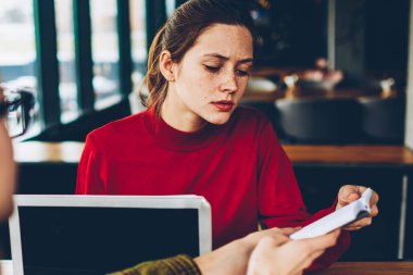 Ücretsiz internet bağlı modern dizüstü bilgisayarlar uzaktan eğitim sırasında ilginç bilgiler verimli çalışması için düşünceli arkadaş için ortak proje üzerinde öğrenci gösteren ders kitabı