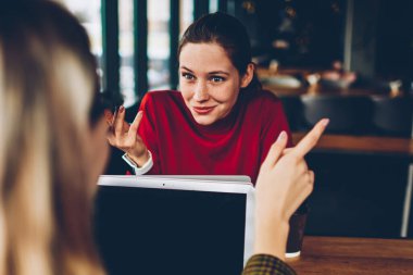 Esmer genç kadın ile uzaktan çalışma alanı siteniz için sahte ile modern netbook vasıl meslektaşım iletişim merak ediyordum. Yayın sırasında dizüstü işinde mesafe tartışırken hipster blogcular