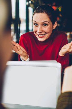 Neşeli genç öğrenci açıklayan yeni başarılı planı meslektaşım dizüstü cihaz mesafe iş sırasında bağlı 4 g kablosuz internet. El eller ise komik hikaye anlatmaya olumlu hippi kız