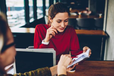 Dalgın güzel öğrenci kitap hangi kablosuz Internet bağlantısı eğitim alanı coworking ile modern netbooks, sınava hazırlık sırasında arkadaş tarafından gösterilen metin bilgileri okuma