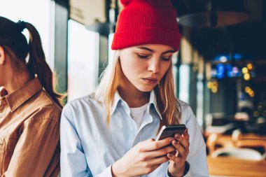 Şık kıyafet online sohbet 4 g bağlantısı ile smartphone aygıtında mesajlaşma içinde antisosyal hipster blogcular. Profil web sitelerinde yenilemeler yaparken canlı iletişim görmezden bağımlısı genç kadın