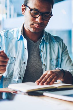 Yakışıklı durulması hindu erkek girişimci şık gözlük kontrol bilgileri Not Defteri'nden resim kırpılmış. Dersin kapalı oturan kullanarak çalışma programı planlama düşünceli akıllı çalışan