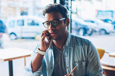 Olgun iyi görünümlü iş adamı yeni başlangıç yolu ile kullanma Smartphone cep telefonu ile ilgili müşteri ile iletişim rahat kıyafetler giymiş. Yakışıklı mimar online destek ile iletişim rezervasyon