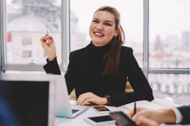 Başarılı kadın tüccar iş brifing sırasında mali şirket geliştirmek için fikirleri tartışmak. Dizüstü bilgisayarlar ofisinde çalışan işbirliği meslektaşları ile söz pozitif kadın işveren
