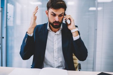 Şok genç iş adamı formal giyim konuşmak Smartphone cep telefonu ile çalışan için arama telefon görüşmesi sırasında projenin başarısız. Sorun telefon Office konuşurken çözme kızgın erkek girişimci