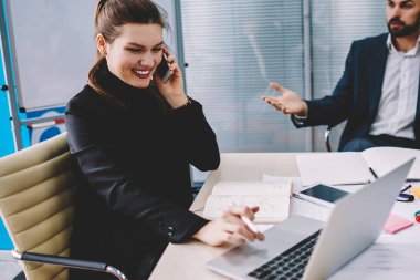 Başarılı bir kadın yönetici dizüstü bilgisayardaki veritabanını kontrol ediyor ve akıllı telefondaki ortaklığı tartışmak için müşteriyi arıyor. Bu sırada ciddi bir erkek CEO ofisinde telefonda konuşma sorunu yaşıyor.