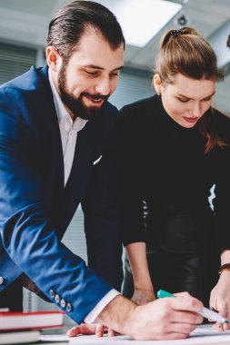 Çeşitlilik grubu pozitif deneyimli girişimcilerin planları kullanarak yeni iş başlangıç projesi oluşturma. Yetenekli kadın ve erkek çalışanların resmi toplantı kapalı olması sırasında işbirliği