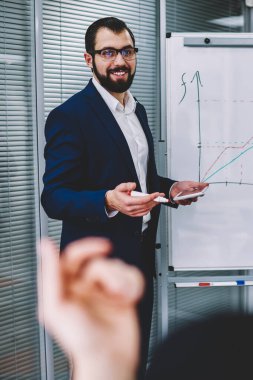 Projenin uygulanması hakkında meslektaşı ile fikir paylaşımı iyi görünümlü gülümseyen akıllı icra müdürü kırpılmış görüntü. Kadın kişinin ortak açıklama kapalı dinleme arkadan görünüm