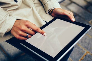 Kadın kişinin sahte alanı reklam web sayfanız için modern tablet üzerinde parmak ile dokunmadan görünümü kırpılmış. Genç kadın 4 g ile online ödeme yapma Internet Touch pad ile boş ekran