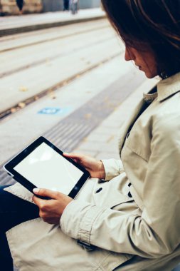 Dalgın genç kadın tramvay Caddesi üzerinde oturan e-kitap okuma yan görünüm. Hippi kız modern Dokunmatik ped cihaz eğitsel izlerken bağlı 4 g için sahte web siteniz için alanı ile internet