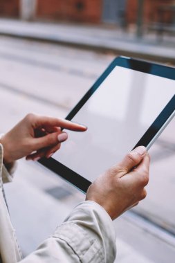 Genç kadının ellerini yukarıya göstermek modern tablet cihazın 4 g ile alay dokunmadan görünümünü kırpılmış Internet. Hippi kız boş ekran alanı için Web sitesi içeriği ile dokunmatik yüzey indirmek için App seçme