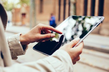 4 g ücretsiz bağlı modern Dokunmatik ped cihaz ekranında dokunmadan parmak ile kadın kişi internet ortamı seçme için paylaşım sosyal ağlar için dosyaları. Dijital tablet holding kadının eller