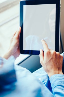 Tablet ile holding kadının eller ekran reklam ve uygulama tramvayda oturan ücretsiz 4 g internet bağlantısı üzerinden yükleme için yukarı alay et. Kopyalama alanı alanı üzerine parmağınızla dokunmak hippi kız