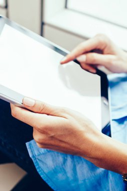 Holding modern kadının eller kırpılmış yan görünüm pad ile kopya alanı göstermek için Web sitesi içerik dokun. Kadın bizzat parmak ile müzik app seçerek tablet boş ekranda dokunmadan kulaklık