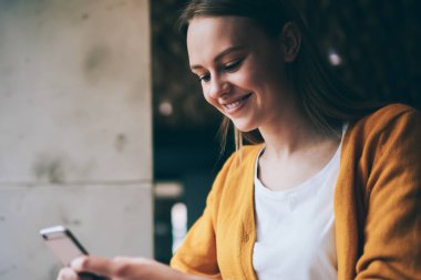 Başarılı kadın blogcu, akıllı telefon aygıtıyla işten olumlu haberler okuyarak bilgisayarla oturup serbest zaman geçirmenin keyfini çıkarıyor, cep telefonuyla internet sitesinden komik videolar izleyen hippi kız.