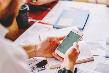 Hipster öğrencilerin akıllı telefondan video izleyip, takipçilerle sohbet ettiği görüntüler. Genç adam 4G bağlantısı kullanarak modern cep telefonundan uyarı okuyor.
