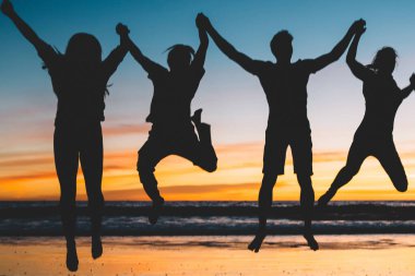 Siluet sahne günbatımı, grup insan elleri ve duygu mutluluk dostluk hakkında tutarak sırasında yaz tatillerini ve gençlik yaşam tarzı zevk arkadaş atlama. Dostluk, başarı kavramı