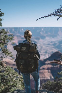Vahşi doğa Milli Parkı, trekking için yön bakarak Büyük Kanyon ortamda macera yolculuk sahip kadın Gezgin'da Amerika yürüyüş keşfetmek sırt çantası ile genç kadın arkadan görünüm