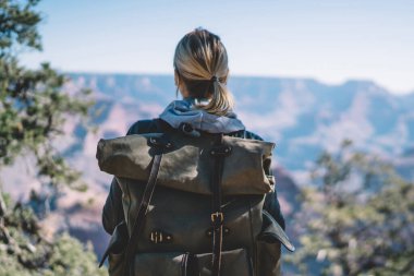 Hippi kız harcama eğlence aktif güzel manzara, doğa seyir tepe üzerinde Arizona duran vahşi sahne keşfetmek sırt çantası ile kadın Gezgin ile dağlarda hiking arkadan görünüm
