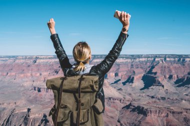 Sırt çantası özgürlüğü vahşi manzara doğa, hippi kız Yolculuk tutkusu eller yüksek tepe zirveye ulaşan hakkında mutlu kadar yükselterek keşfetmek dağın tepesinde duygu ile heyecanlı genç kadınla arkadan görünüm