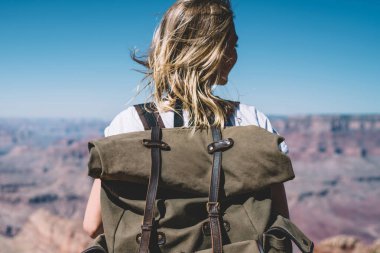Hiking, Büyük Kanyon güzel manzara kumtaşı oluşumu Hill ile bakarak hippi kız kadın seyahat ABD doğasını keşfetmek aktif yaşam tarzı zevk sırt çantası ile Arkadan Görünüm