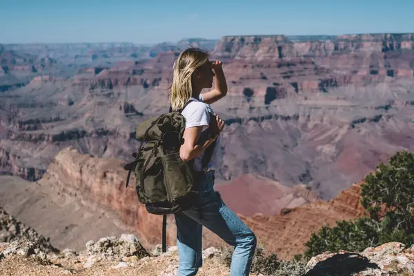 Vahşi ortamda, hippi kız Yolculuk tutkusu Arizona Milli Parkı duran yüksek tepe tepe üzerinde güzel sahne gözlemleyerek turistik güzergah üzerinde yürüyüş sırasında yolculuk zevk sırt çantası ile kadın Gezgin