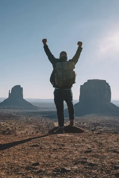 Monument Valley, erkek yolcu Yolculuk tutkusu Amerika'nın vahşi çevre keşfetmek bakış açısı elde başarı ile heyecanlı güzel doğal peyzaj bakarak hipster adam duygu özgürlük