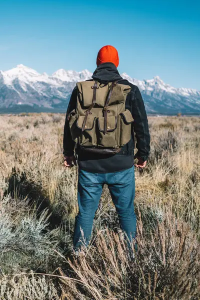 Erkek Gezgin Dağı'nda seyir Arkadan Görünüm alanı en fazla, hipster adam wander yolculuk vahşi ortamda hiking ABD güzel doğasını keşfetmek sırt çantası ile ulaşmak hazır tutuyoruz doruklarına