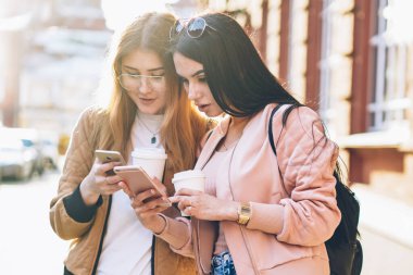 Hafta sonu lezzetli kahve içecek modern smartphone cep telefonu ile 4 g internet bağlantısı üzerinden navigator uygulama yükleme ellerinde deneyimli turistlerle sırasında onların rotanın doğru yön bulmak için seyahat