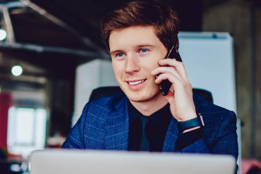 Pozitif iş adamı ofisinde otururken arkadaşını arıyor ve ders kitabına bir şey not ediyor, Kafkas erkek patronu akıllı telefon cihazıyla 4G internet kullanarak iletişim kuruyor.