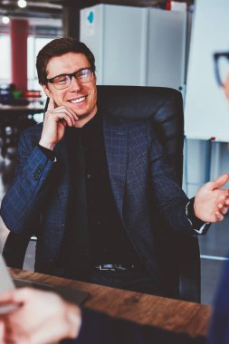 Başarılı pozitif erkek ve kadın iş arkadaşları yeni girişimci yönetim projesi hakkında tartışıyorlar, mutlu işverenler iş yerinde takım çalışmasının ve ortaklığın tadını çıkarıyorlar ve işbirliği hakkında konuşuyorlar.