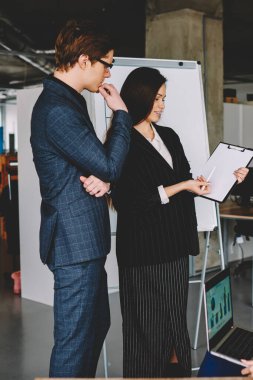 Erkek ve bayan meslektaşlardan oluşan genç bir ekip, kendi şirketinde üretken çalışma fikirleri, ofiste birlikte konuşan bir grup iş adamı, girişimcilik ve işbirliği kavramını tartışıyor.
