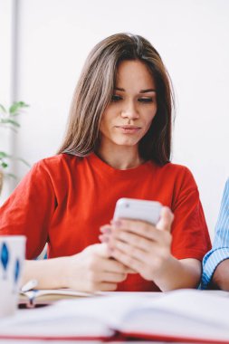 Akıllı telefon ve laptop cihazları ile araştırma yapan mutlu hippi kızlar, arkadaşlarıyla zaman geçiren ve mobil uygulama üzerinden SMS yazan pozitif beyaz kadınlar.