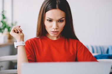 Yoğunlaştırılmış geliştirici, internet alanı için yeni içerik web sitesi için program kodu oluşturma üzerine kafa yoruyor, ciddi kadın serbest çalışan iş ve dizüstü bilgisayarla web sayfasından bilgi almakta zorlanıyor