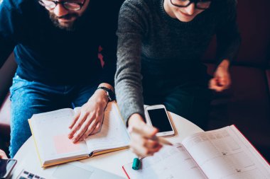 İnternet 'e göz atarken ve kampüste dinlenirken internetten interneti izleyen zeki genç öğrenciler, kablosuz internete bağlanmış, konsantre olmuş meslektaşlar bilgi aramak ve çalışmak için netbook kullanıyorlar