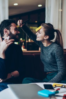 Genç başarılı başlangıç takımı, çalışma alanındaki yapışkan notlarla tahmin oyunu oynuyor, 20 'li yaşlarda bir çift öğrenci boş zamanların tadını çıkarıyor ve içeride bilgi edindikten ve aradıktan sonra eğleniyor.