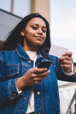 Genç kadın arama numarasına hizmetinden ziyaret kart ilgili kişi kartındaki bilgileri kullanarak trendy giyim arama mobil, afro american girl online bilet rezervasyonu için çekici koyu derili