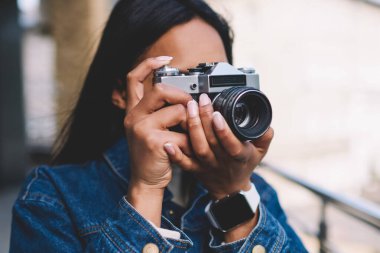 Genç koyu tenli hippi kız resimleri şehir fotoğrafları açık havada geziniyor eğlence sırasında yapma afro Amerikalı turist hafta sonları, istirahat sırasında sokak alarak hobi vakit kot ceketli