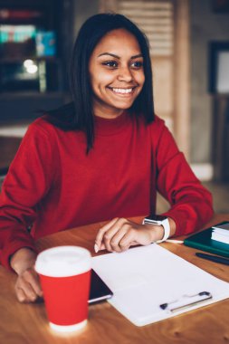 Cafe mola sırasında iş proje planlama yapma başarılı genç afro Amerikan yönetici. Zengin kadın sahibi coffee shop çalışma süreci organize Finans belgelerle çalışma