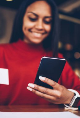 Seçici odak modern eller genç Öğrenci Servisi operatör için çağrı numarası arama smartphone cep telefonu ile. Neşeli afro Amerikan Yöneticisi iletişim cep bağlanma ziyaret kart okuma