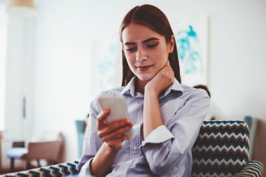 Genç, kaygısız, beyaz bir kadın. Bankacılık dengesini telefonla kontrol ediyor. Modern akıllı telefonu elinde tutan muhteşem bir hippi kız.