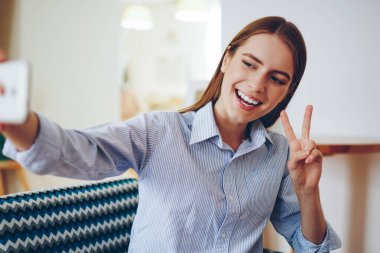 Neşeli kız öğrenci blogda 