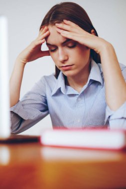 Genç bayan serbest yazar, kafeteryada netbook 'la otururken teslim tarihleri konusunda endişeli, modern dizüstü bilgisayardan kötü haber almaktan başı ağrıyan hippi kız.