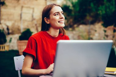 Uzaktan kumandalı bilgisayardaki işi yarıda bırakan mutlu genç bir kadın, modern netbook, teknoloji ve iletişim konsepti ile boş zamanlarının keyfini çıkaran geliştirici,